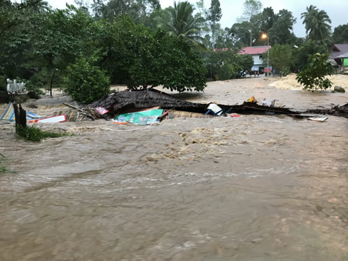 เตรียมรับมือด่วน !! น้ำป่าเทือกเขาหลวง ไหลทะลักล้นคลองคีรีวง – วังปลาแงะ สถานที่ท่องเที่ยว ถูกน้ำป่าซัดพังวินาศ