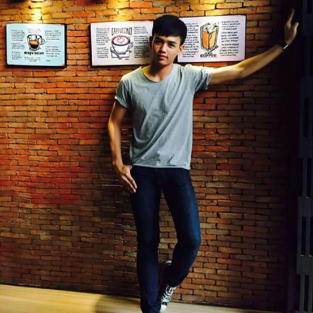 คนนี้แหละ !!! นักร้องหนุ่มหล่อเสียงดี เจ้าของเพลง "ชื่อว่าความคิดถึง" ที่แท้เป็นหลานชายแท้ๆ ของ "ไผ่ พงศธร" แต่แทบไม่มีใครรู้เลย !!