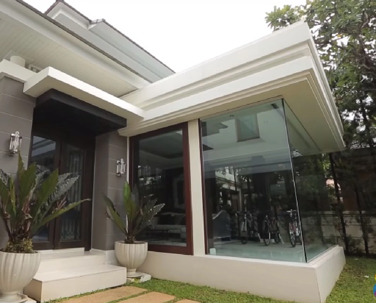 หรูหราตระการตา!!! เปิด "คฤหาสน์ 30 ล้าน" อดีตนางสาวไทยชื่อดัง หลังอำลาวงการ ที่ใครเห็นเป็นต้องตกตะลึงตาค้าง!