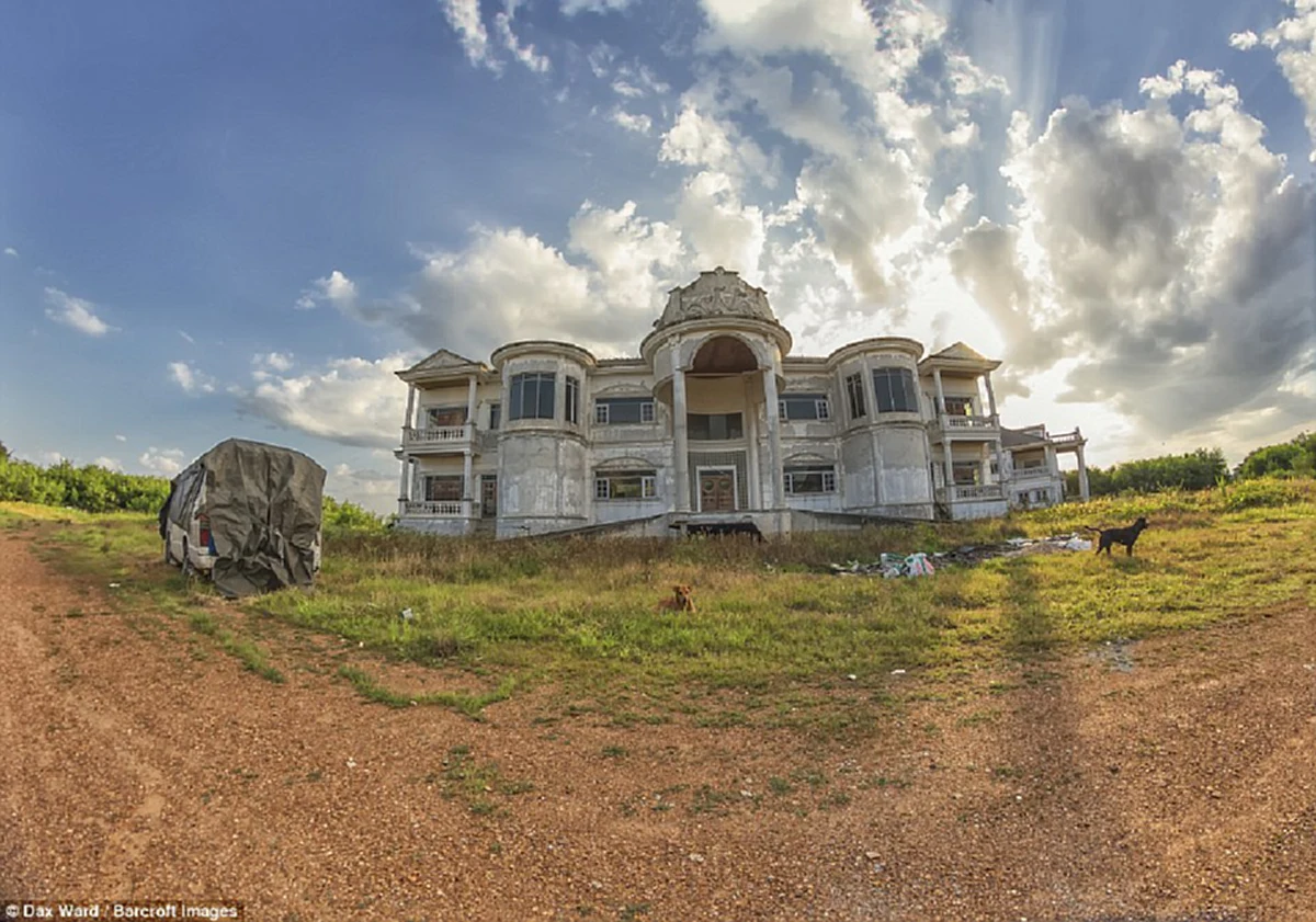 ขยี้ตาแรง !! นี่คือ "คฤหาสน์หรู" ในกรุงเทพฯ ที่ถูกทิ้งร้างไว้ 20 ปีก่อน พอเห็นสภาพข้างในแทบเป็นลม ขนแขนลุกเกรียวไม่รู้ตัว !! (ชมภาพ)