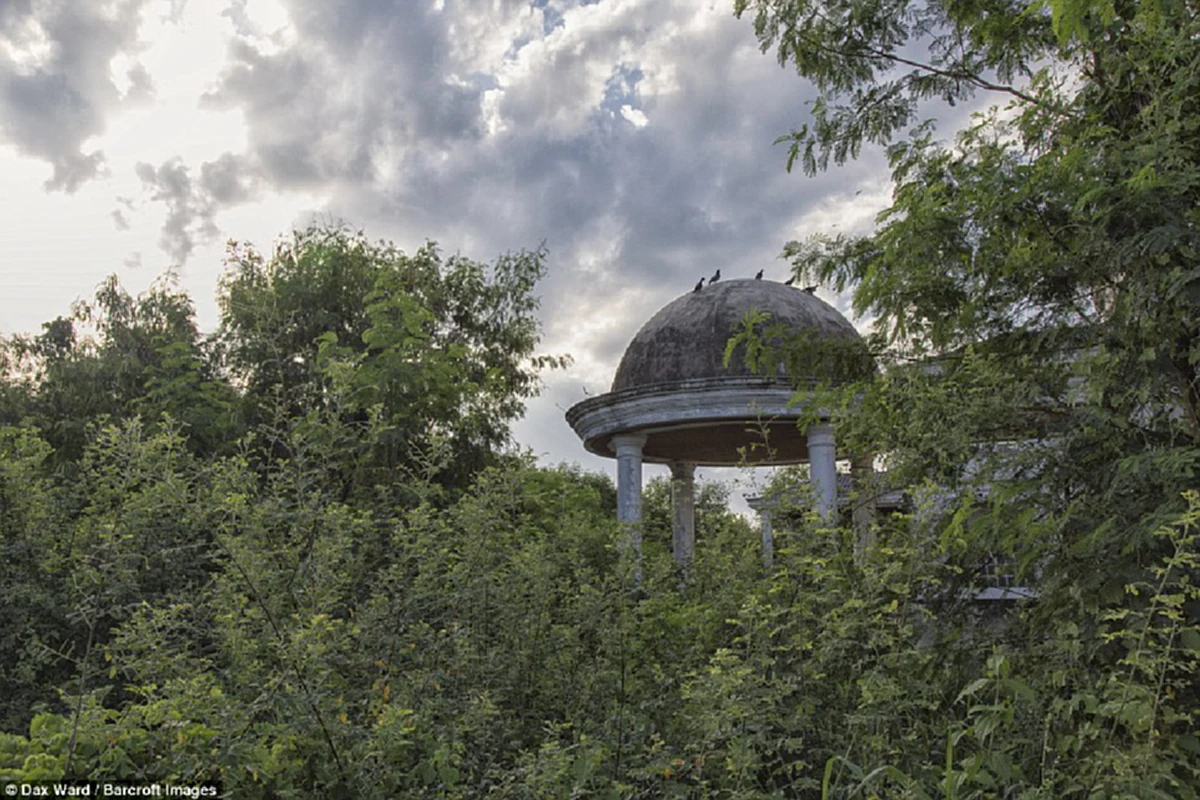 ขยี้ตาแรง !! นี่คือ "คฤหาสน์หรู" ในกรุงเทพฯ ที่ถูกทิ้งร้างไว้ 20 ปีก่อน พอเห็นสภาพข้างในแทบเป็นลม ขนแขนลุกเกรียวไม่รู้ตัว !! (ชมภาพ)