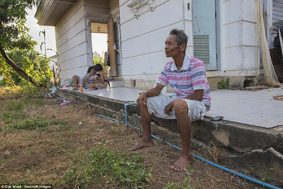 ขยี้ตาแรง !! นี่คือ "คฤหาสน์หรู" ในกรุงเทพฯ ที่ถูกทิ้งร้างไว้ 20 ปีก่อน พอเห็นสภาพข้างในแทบเป็นลม ขนแขนลุกเกรียวไม่รู้ตัว !! (ชมภาพ)