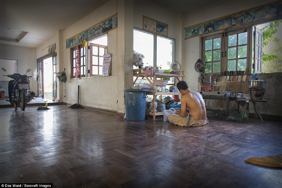 ขยี้ตาแรง !! นี่คือ "คฤหาสน์หรู" ในกรุงเทพฯ ที่ถูกทิ้งร้างไว้ 20 ปีก่อน พอเห็นสภาพข้างในแทบเป็นลม ขนแขนลุกเกรียวไม่รู้ตัว !! (ชมภาพ)