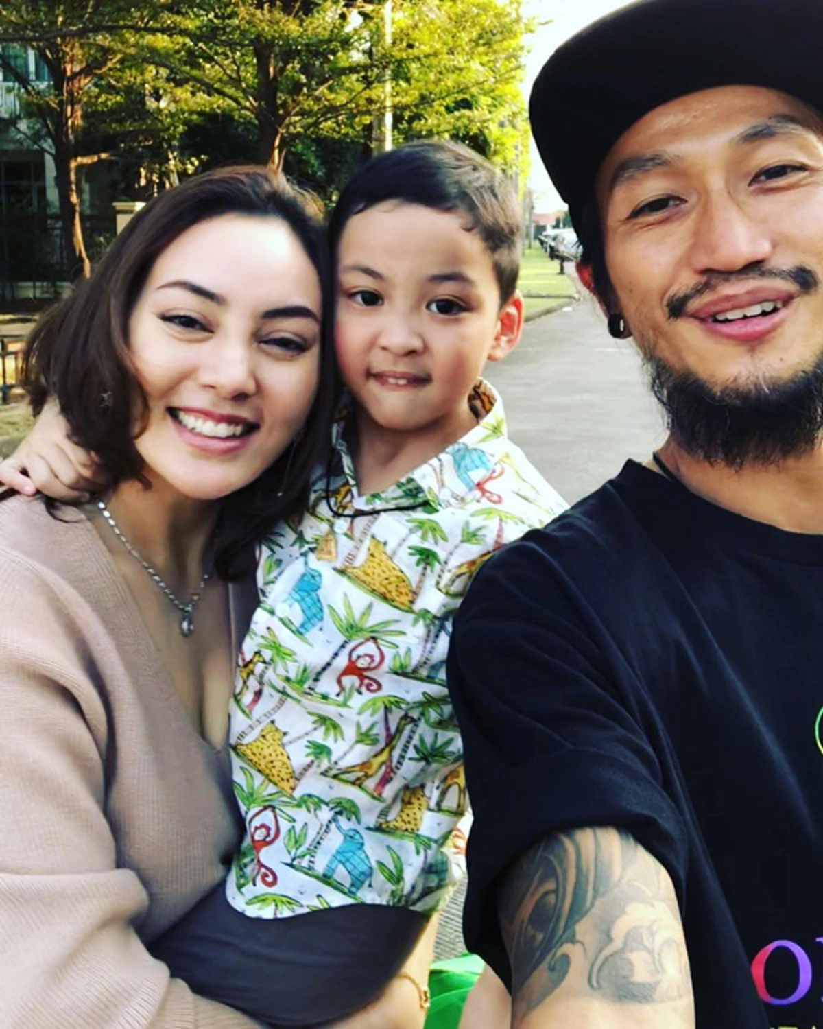 แรงดีไม่มีตก!! "ตูน บอดี้สแลม" จูงมือหลานชาย "น้องข้าวหอม" วิ่งรอบหมู่บ้าน แม้จะเสร็จภารกิจ แต่ความฟิตยังเหลือเยอะเว่อร์ ??