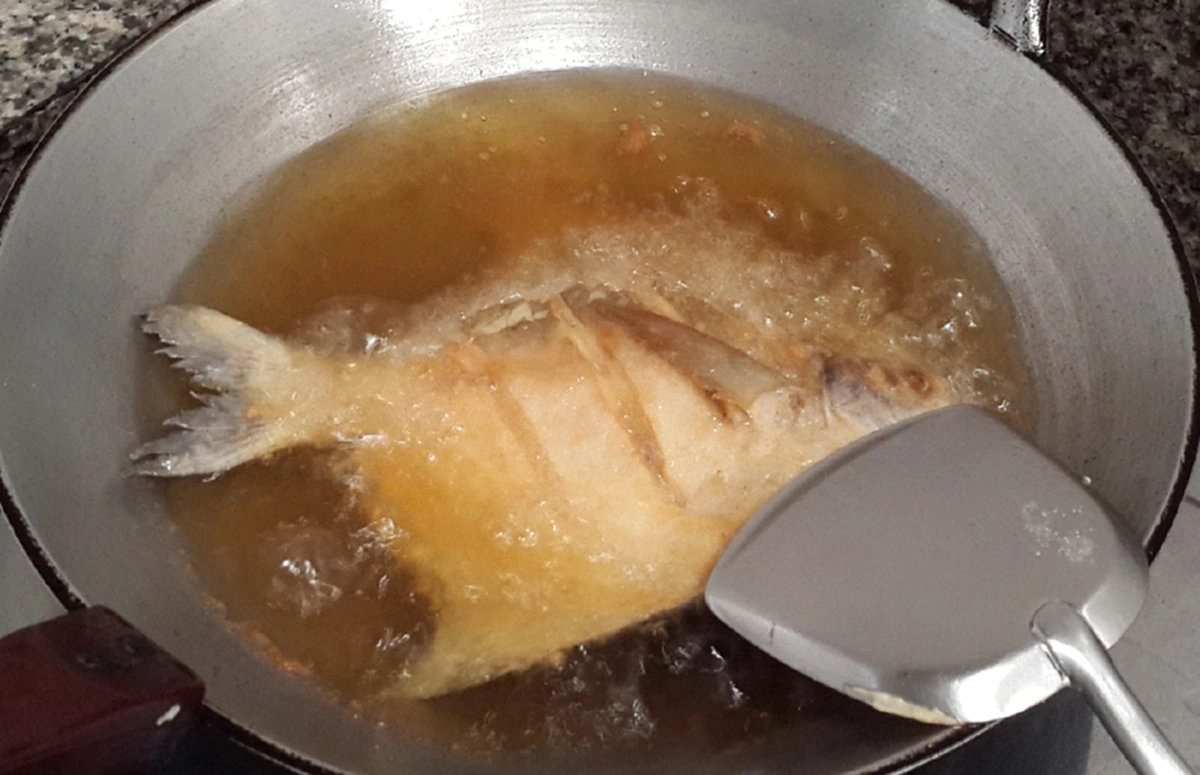 ทำโคตรง่าย!!เคล็ดลับเด็ด " ทอดปลาไม่ให้ติดก้นกระทะ"  หนังกรอบเนื้อนุ่ม!!กินอร่อยแบบฟินๆ!!