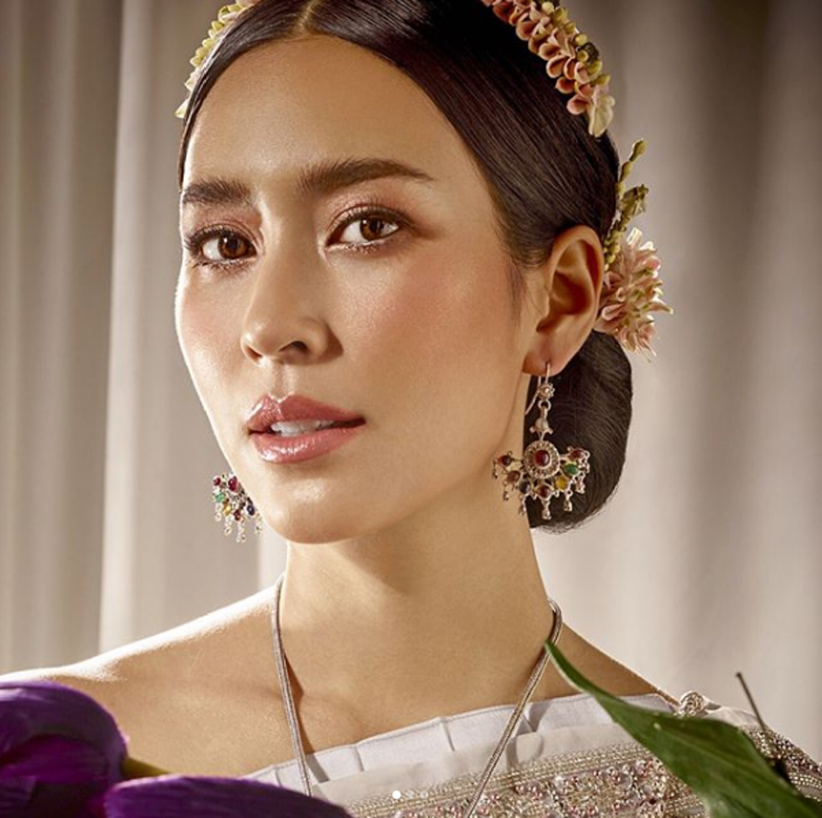 จักรวาลยังต้องยอม !! รวมภาพล่าสุด "จุ๋ย วรัทยา" ในชุดไทยศิวาลัย สวยสง่าน่าจับตามอง จากฝีมือช่างแต่งหน้าชื่อดัง บอกเลยงานนี้ขยี้ตากันรัวๆ ??