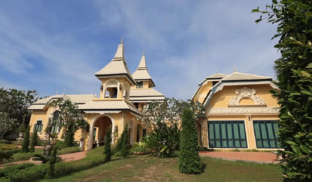 ตาโตอ้าปากค้าง !! เปิดคฤหาสน์ พระเอกในตำนาน "อาเปี๊ยก ยอดชาย" ที่เล่นหนังมากกว่า 100 เรื่อง อลังการจนไม่กล้าเรียกว่าบ้านจริงๆ !!? (ชมภาพ)