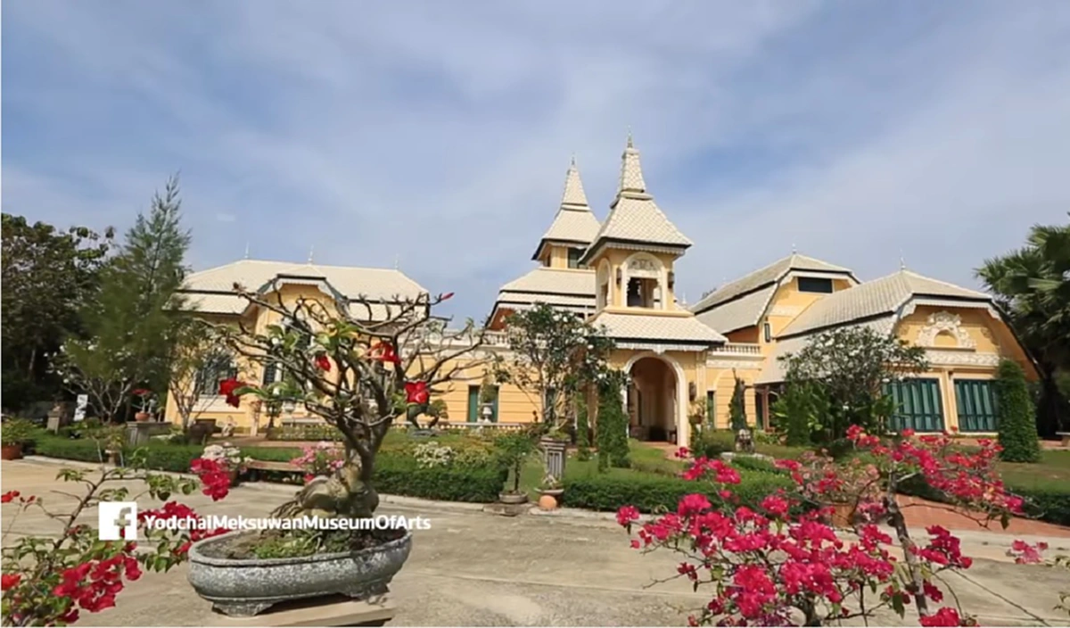 ตาโตอ้าปากค้าง !! เปิดคฤหาสน์ พระเอกในตำนาน "อาเปี๊ยก ยอดชาย" ที่เล่นหนังมากกว่า 100 เรื่อง อลังการจนไม่กล้าเรียกว่าบ้านจริงๆ !!? (ชมภาพ)