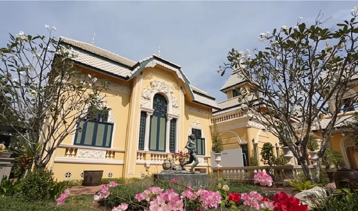 ตาโตอ้าปากค้าง !! เปิดคฤหาสน์ พระเอกในตำนาน "อาเปี๊ยก ยอดชาย" ที่เล่นหนังมากกว่า 100 เรื่อง อลังการจนไม่กล้าเรียกว่าบ้านจริงๆ !!? (ชมภาพ)