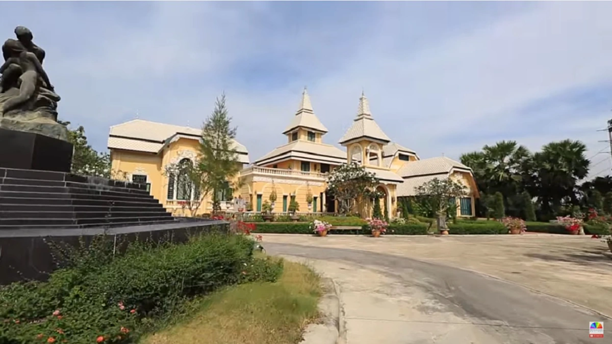 ตาโตอ้าปากค้าง !! เปิดคฤหาสน์ พระเอกในตำนาน "อาเปี๊ยก ยอดชาย" ที่เล่นหนังมากกว่า 100 เรื่อง อลังการจนไม่กล้าเรียกว่าบ้านจริงๆ !!? (ชมภาพ)