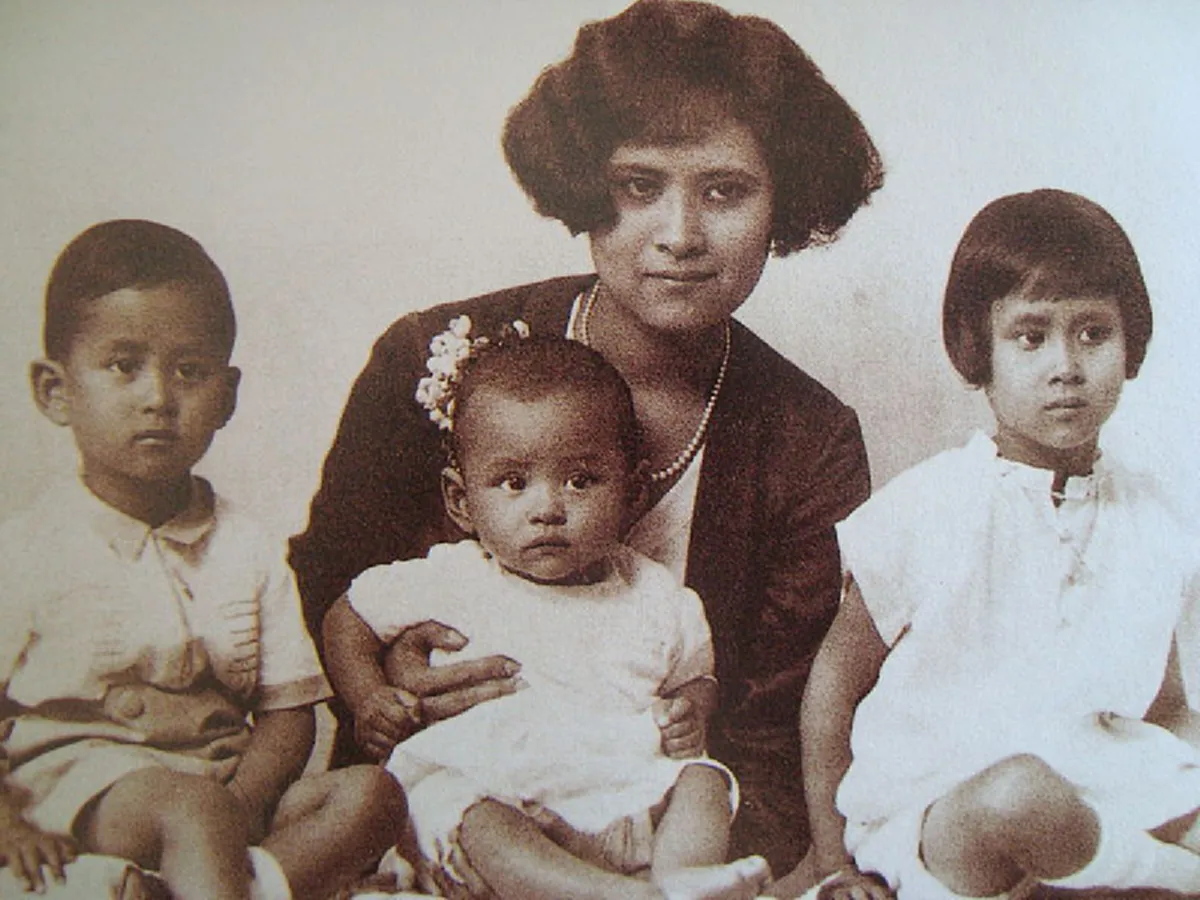 น้อมใจรำลึก!! วันพระราชพิธีถวายพระเพลิงพระบรมศพ "สมเด็จพระศรีนครินทราบรมราชชนนี" ผู้เป็นต้นแบบแห่ง "ความพอเพียง" ของในหลวงรัชกาลที่ ๙