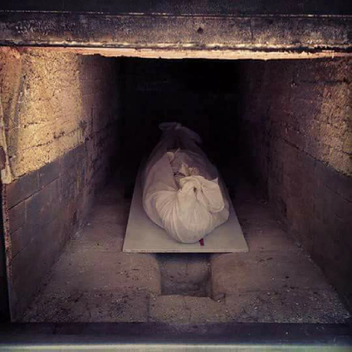 ปริศนาธรรมจากความตาย!! ไปงานศพอย่างไรให้ได้บุญ "มัดตราสังข์สามเปลาะ เคาะโลงรับศีล"...แท้จริงเพื่อ "คนเป็น" ไม่ใช่ "คนตาย" !!