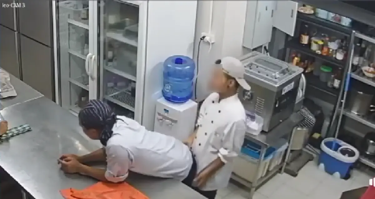ตะลึงตาแตก!!! เมื่อใช้ CCTV ติดตามความประพฤติของพนักงานภายในครัว เลยเกิดเหตุการณ์ไม่คาดฝันขึ้น ที่ทำงานใครเป็นแบบนี่บ้าง นี่มันตีท้ายครัวชัด