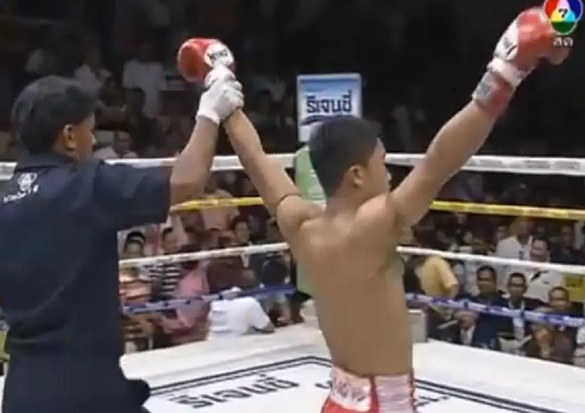 พลิกนรกของจริง!! ย้อนชม"มวยไทย7สี"..คู่เดือดพลิกนรกในตำนาน!! ถูกเตะก้านคอลงไปนับ..กลับมาสาดก้านคอเอาคืน?! สลบคาเวทีชนะน็อค สุดสะใจ!!(คลิป)