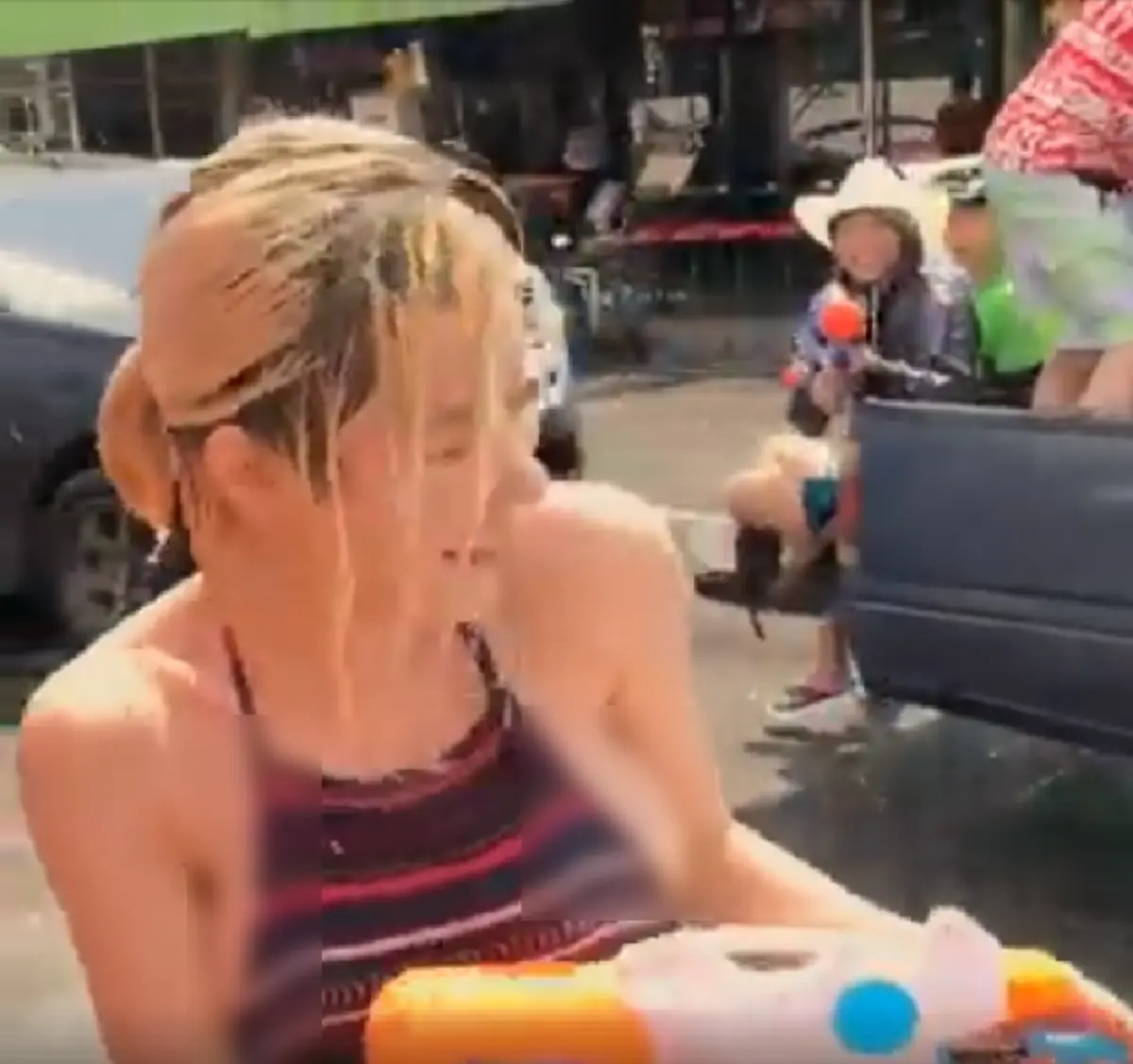 พัทยาร้อนเป็นไฟ!!! เจอสาวสวยโนบราเล่นสงกรานต์อย่างแซ่บ พอมองดีๆนี่มันดีเจดังระดับโลก งานนี้เล่นเอาหนุ่มๆตาค้างทั้งแถบ!!!(คลิป)