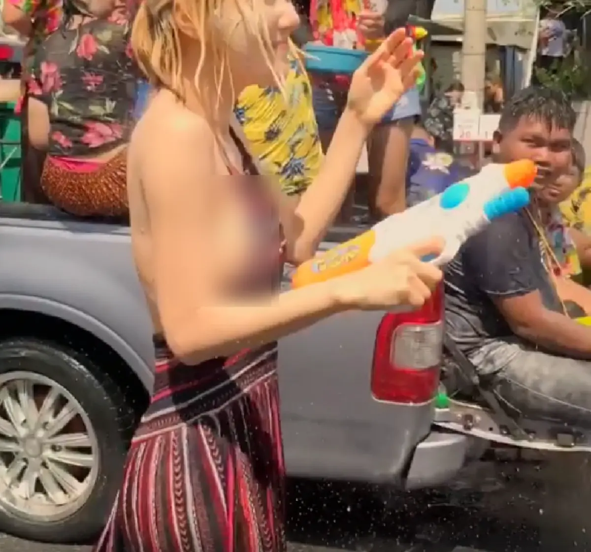 พัทยาร้อนเป็นไฟ!!! เจอสาวสวยโนบราเล่นสงกรานต์อย่างแซ่บ พอมองดีๆนี่มันดีเจดังระดับโลก งานนี้เล่นเอาหนุ่มๆตาค้างทั้งแถบ!!!(คลิป)