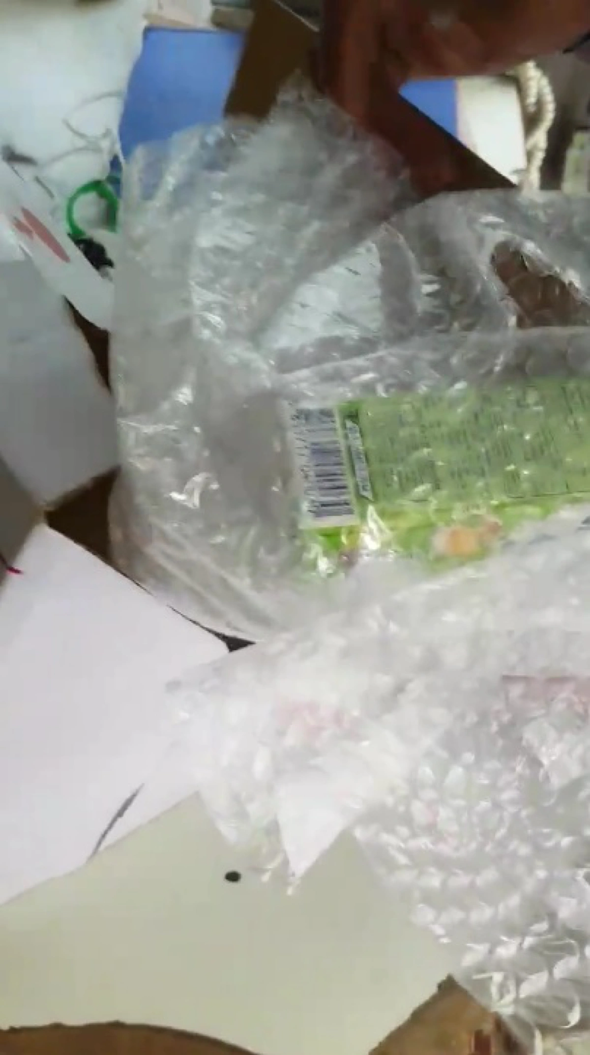 กูนึกไว้แล้วเชียว !! สาวบ่นยับ ช้อปปิ้งออนไลน์สั่งซื้อ "โทรศัพท์รุ่นดัง" หวังได้ใช้เครื่องใหม่ แต่พอลองแกะกล่องดู ไม่เหมือนที่สั่งไว้ (คลิป)