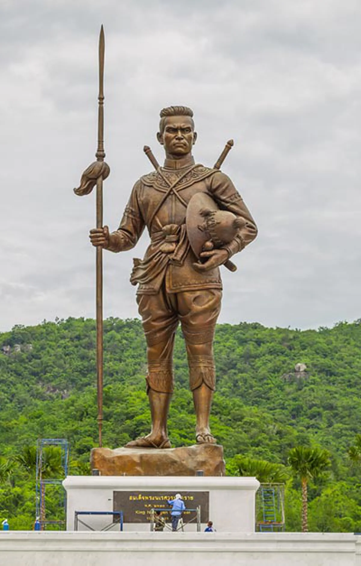 เครื่องยึดเหนี่ยวพระทัยในยามศึก!! เปิดตำนาน "พระหูยาน..กรุลพบุรี" คู่พระบารมี "สมเด็จพระนเรศวรมหาราช" อันเป็นที่มาของ "พระแสงดาบคาบค่าย" !!