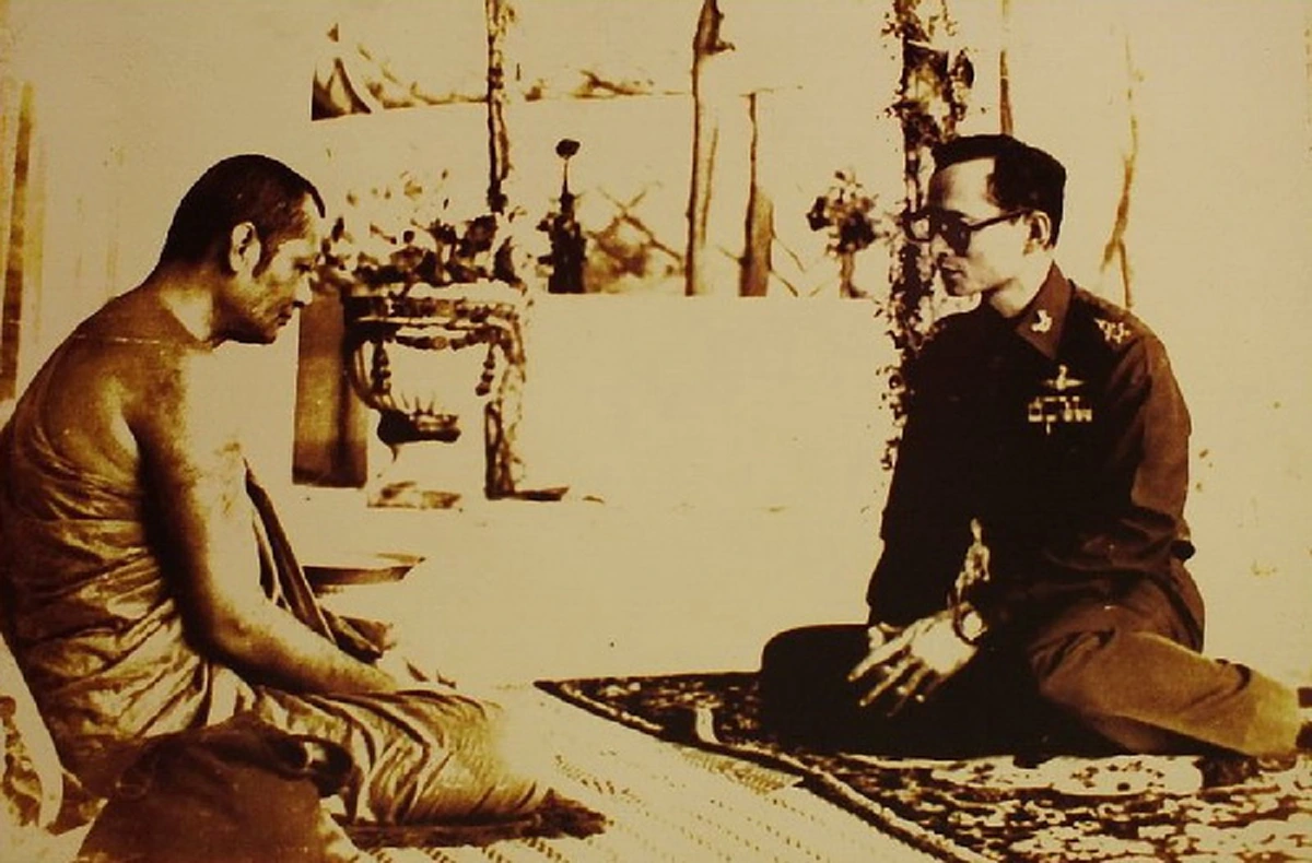 รอดพ้น..ฝ่าดงกระสุน!! "พระอาจารย์วัน อุตฺโม" พระป่าอภิญญาสูง พาลูกศิษย์เดินฝ่าดงกระสุน เจอทหารรัวลูกปืนใส่ ไม่มีแม้แต่รอยขีดข่วน !!