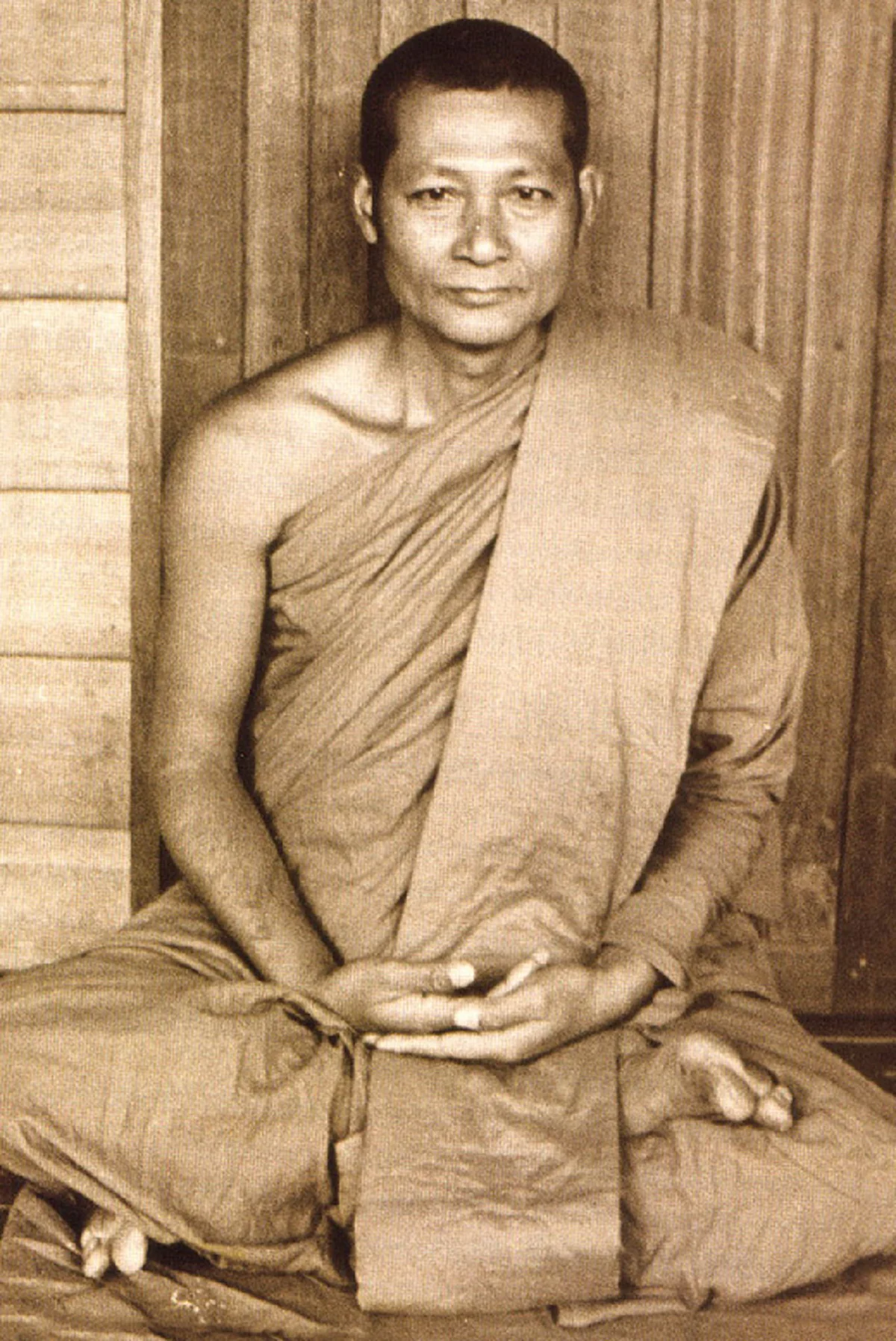 รอดพ้น..ฝ่าดงกระสุน!! "พระอาจารย์วัน อุตฺโม" พระป่าอภิญญาสูง พาลูกศิษย์เดินฝ่าดงกระสุน เจอทหารรัวลูกปืนใส่ ไม่มีแม้แต่รอยขีดข่วน !!