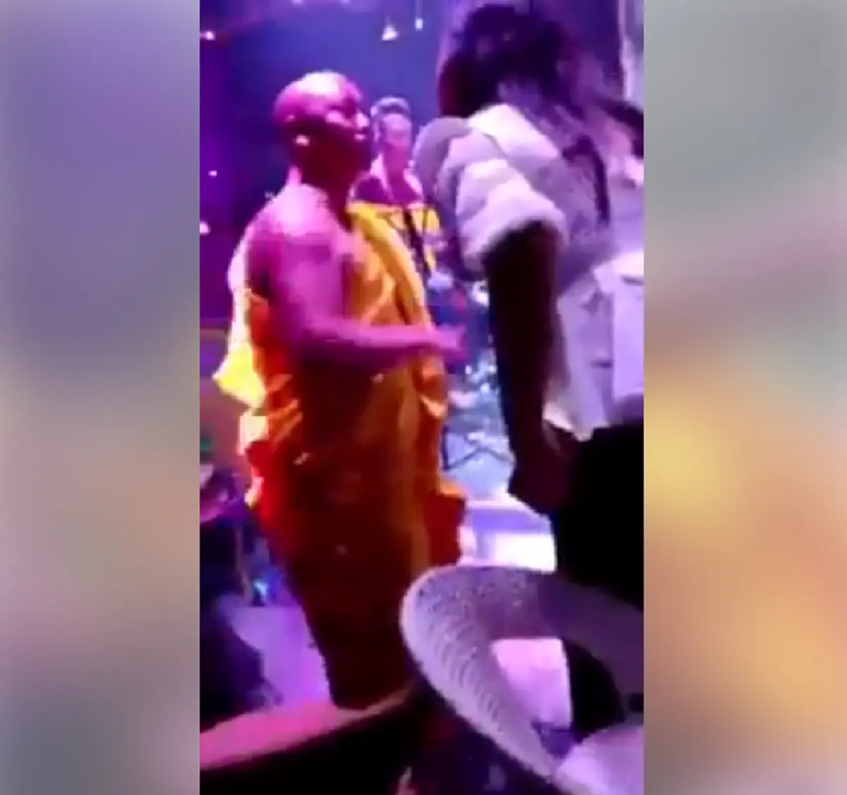 โคตรทุเรศ!! "พระฉาวสุดเสื่อม" นัว "สีกา" คาผ้าเหลือง กลางสถานบันเทิงชื่อดัง!! (มีคลิป)