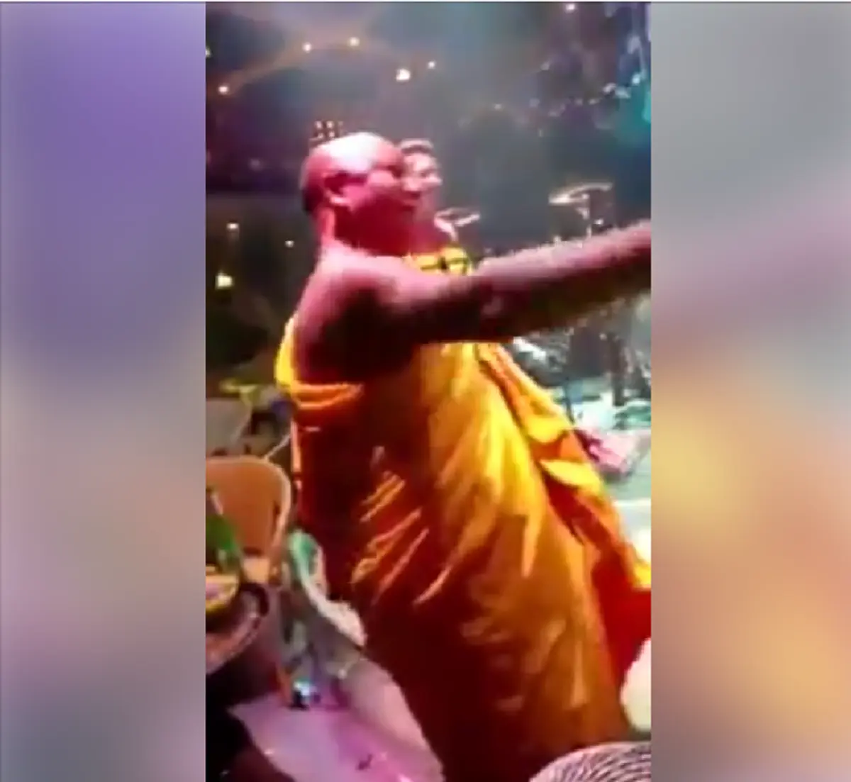 โคตรทุเรศ!! "พระฉาวสุดเสื่อม" นัว "สีกา" คาผ้าเหลือง กลางสถานบันเทิงชื่อดัง!! (มีคลิป)