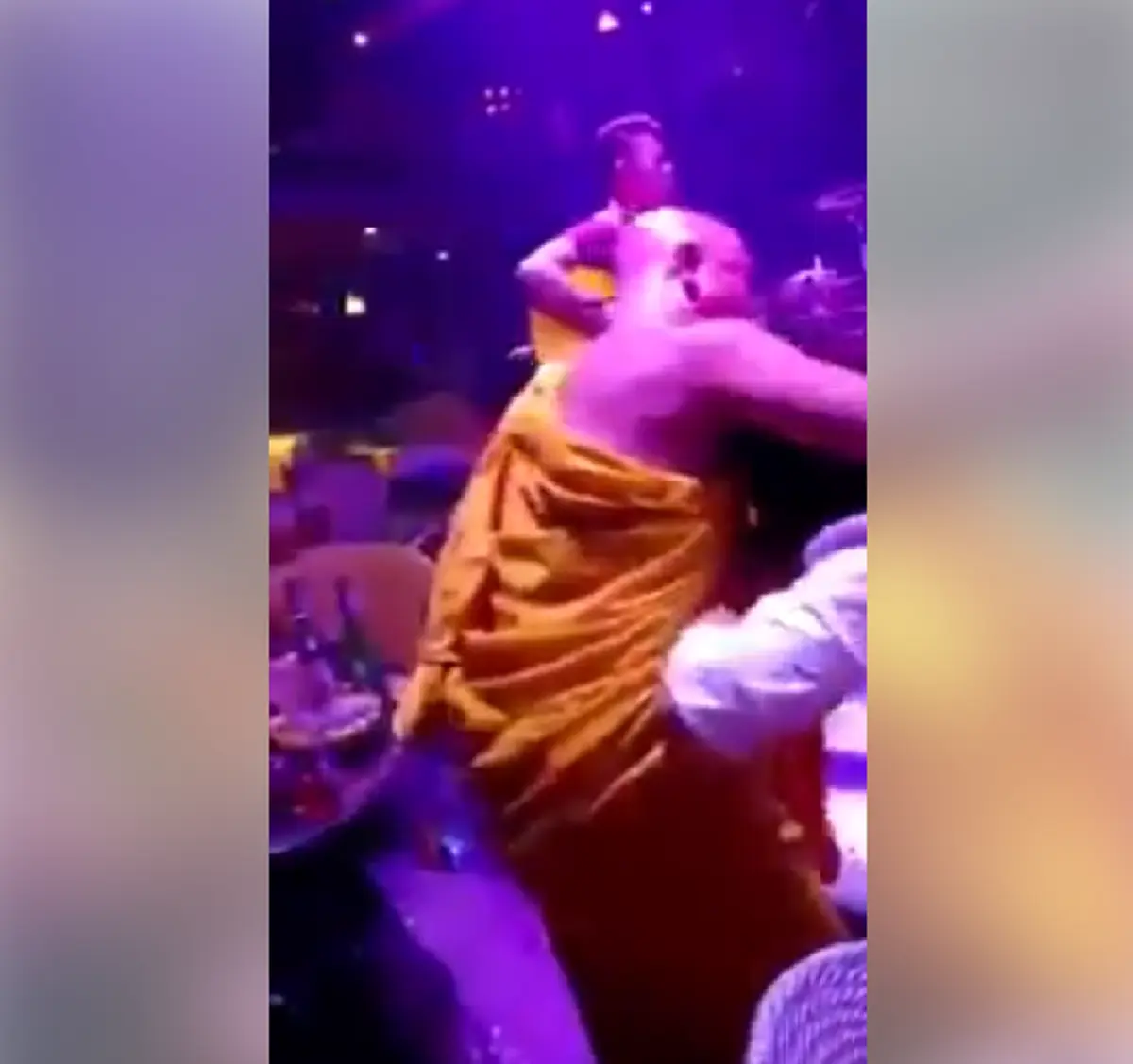 โคตรทุเรศ!! "พระฉาวสุดเสื่อม" นัว "สีกา" คาผ้าเหลือง กลางสถานบันเทิงชื่อดัง!! (มีคลิป)