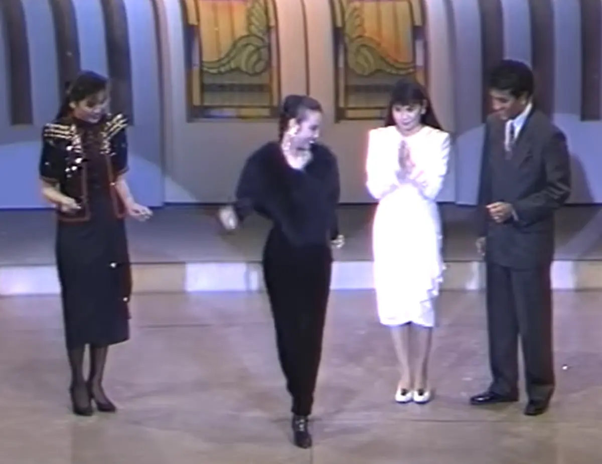 ไม่ใช่แค่ราชินีลูกทุ่ง แต่เธอยังเป็นยอดอัจฉริยะแห่งวงการ ย้อนชม ความสามารถสุดอัศจรรย์ของ "แม่ผึ้ง" โชว์เสต็ปร้อง เต้น แบบที่ไม่เคยมีมาก่อน!!