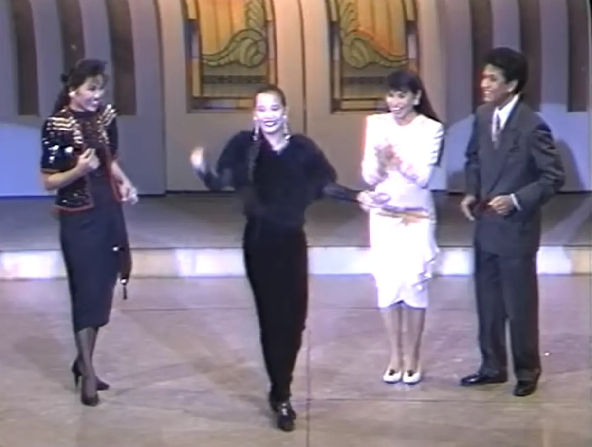 ไม่ใช่แค่ราชินีลูกทุ่ง แต่เธอยังเป็นยอดอัจฉริยะแห่งวงการ ย้อนชม ความสามารถสุดอัศจรรย์ของ "แม่ผึ้ง" โชว์เสต็ปร้อง เต้น แบบที่ไม่เคยมีมาก่อน!!