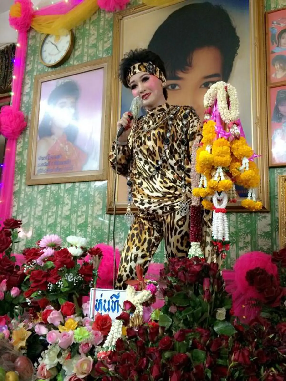 ไม่ใช่แค่ราชินีลูกทุ่ง แต่เธอยังเป็นยอดอัจฉริยะแห่งวงการ ย้อนชม ความสามารถสุดอัศจรรย์ของ "แม่ผึ้ง" โชว์เสต็ปร้อง เต้น แบบที่ไม่เคยมีมาก่อน!!