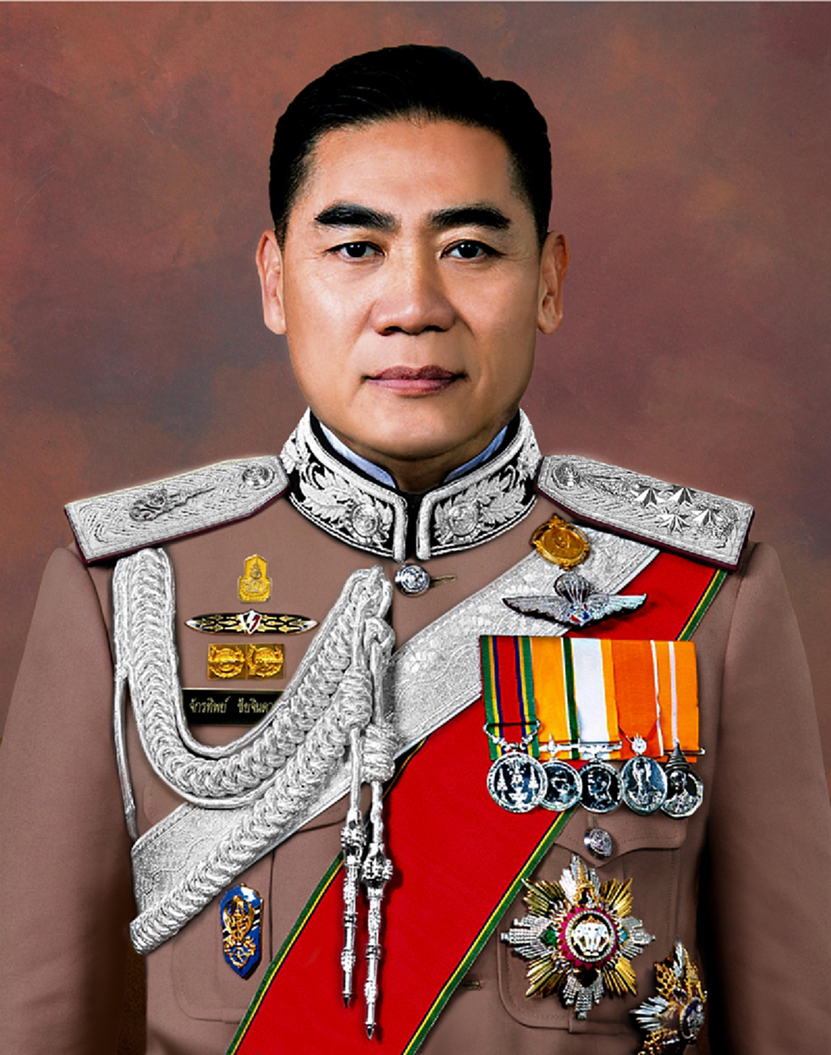 *กระจ่าง!!! ส่องความหมาย "ตรงสัญลักษณ์"บนเสื้อแขนขวา "พล.ต.อ.จักรทิพย์" ที่การันตีได้ว่า "ท่านไม่ธรรมดาจริงๆ"!!! (ชมคลิป)