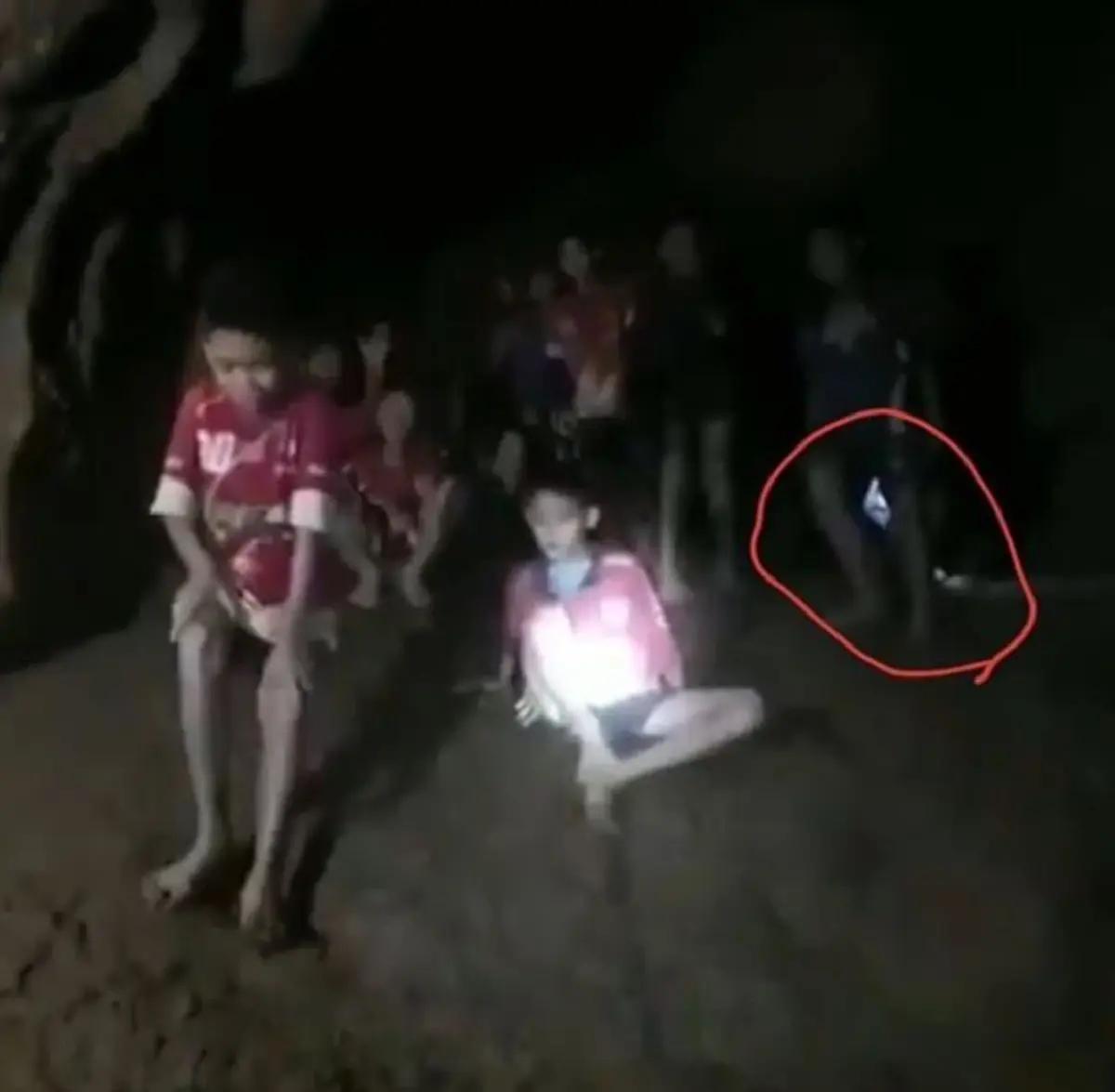 นี่ไงวิธีอยู่ในถ้ำ !!! เก่งจริงๆ “13 หมูป่า” หนีน้ำอยู่ที่สูง มีไฟฉาย ที่พกมาคอยสาดส่องวัดระดับน้ำ # คนแปลกหน้าที่อยากเจอที่สุด
