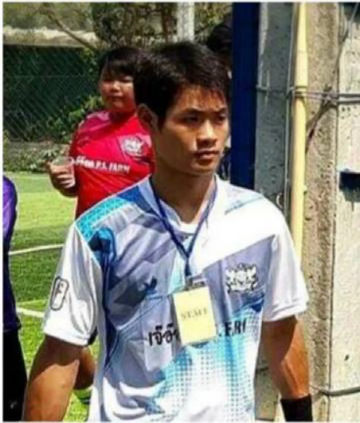 หยุดความคิดที่กำลังจะด่าโค้ช!! สื่อเผยโค้ชเป็นคนเดียวที่ดูจะอ่อนเพลียมากที่สุด เพราะยอมเสียสละน้ำเเละอาหารให้เด็กๆในทีมหมูป่าได้กิน