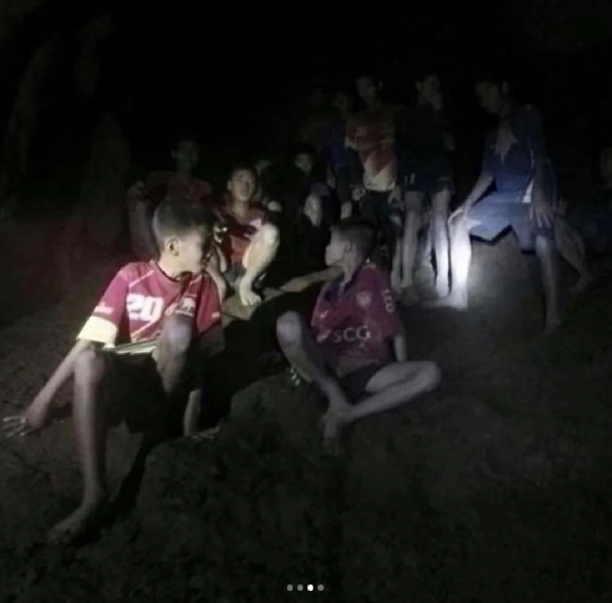 พวกเอ็งได้โอ้โหแน่! "ทีมหมูป่า" ร้องโอ้โห้หลังเจอ "นักดำน้ำ" ชาวอังกฤษ แต่ไม่รู้ว่าข้างนอกยังมีอีกหลายหน่วยงานรออยู่ !