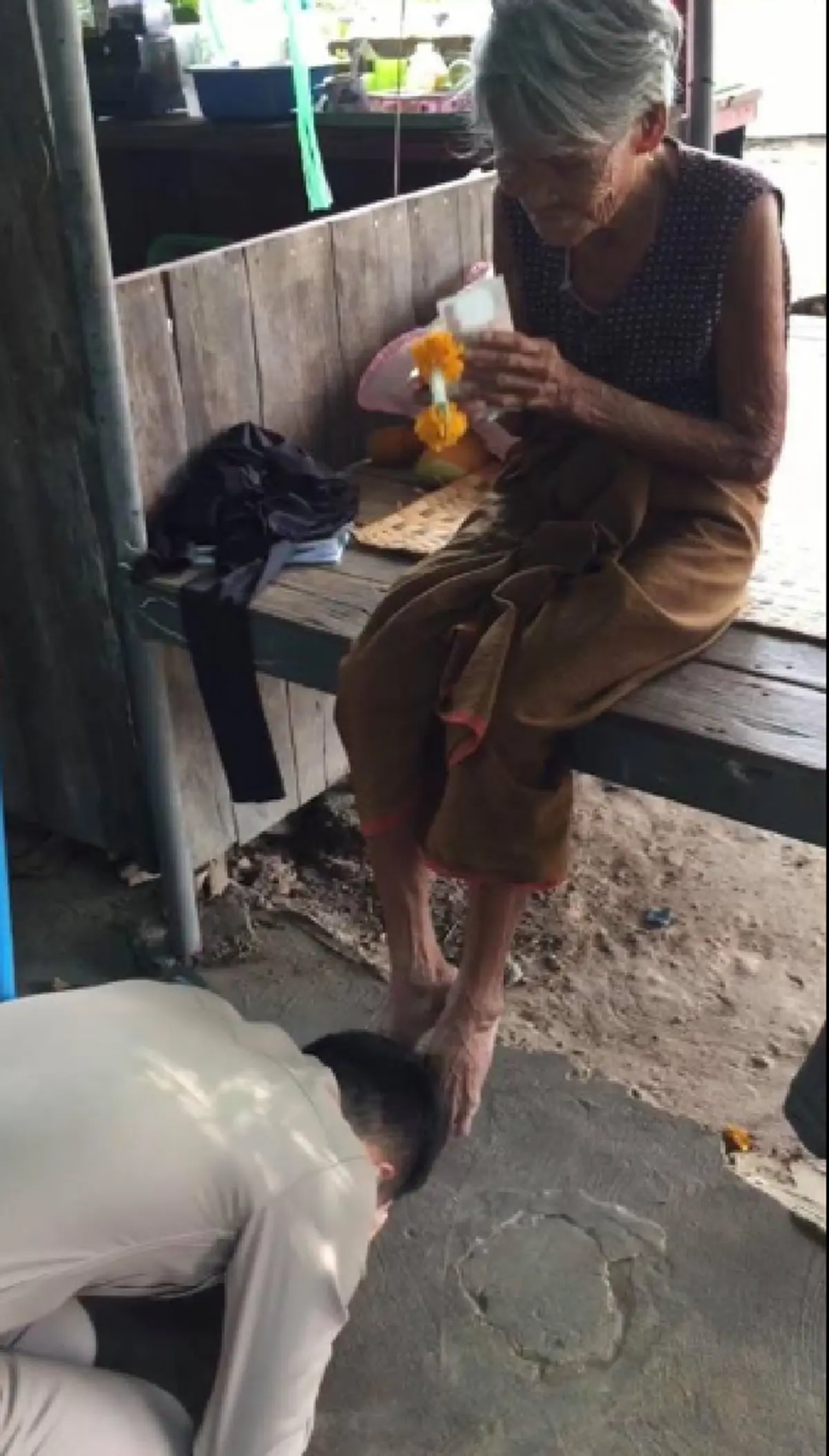 ต่อไปพ่อแม่ต้องสบาย !!  “ครู” ซาบซึ้งบุญคุณบุพการี เเต่งชุดข้าราชการ กลับบ้านนำเงินจากน้ำพักน้ำแรงมอบให้ ความกตัญญูมักจะทำให้ได้ดี(คลิป)