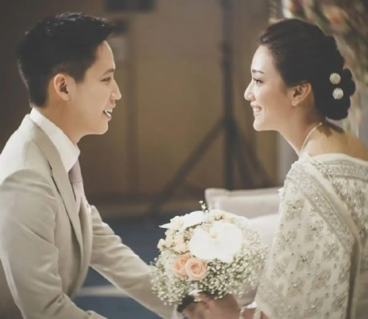 ส่องงานหมั้น! ดาราสาวชื่อดัง "ทับทิม เปมิกา" กับเจ้าบ่าวนักธุรกิจ เพื่อนร่วมวงการแห่ร่วมงานเพียบ ! (ชมภาพ)