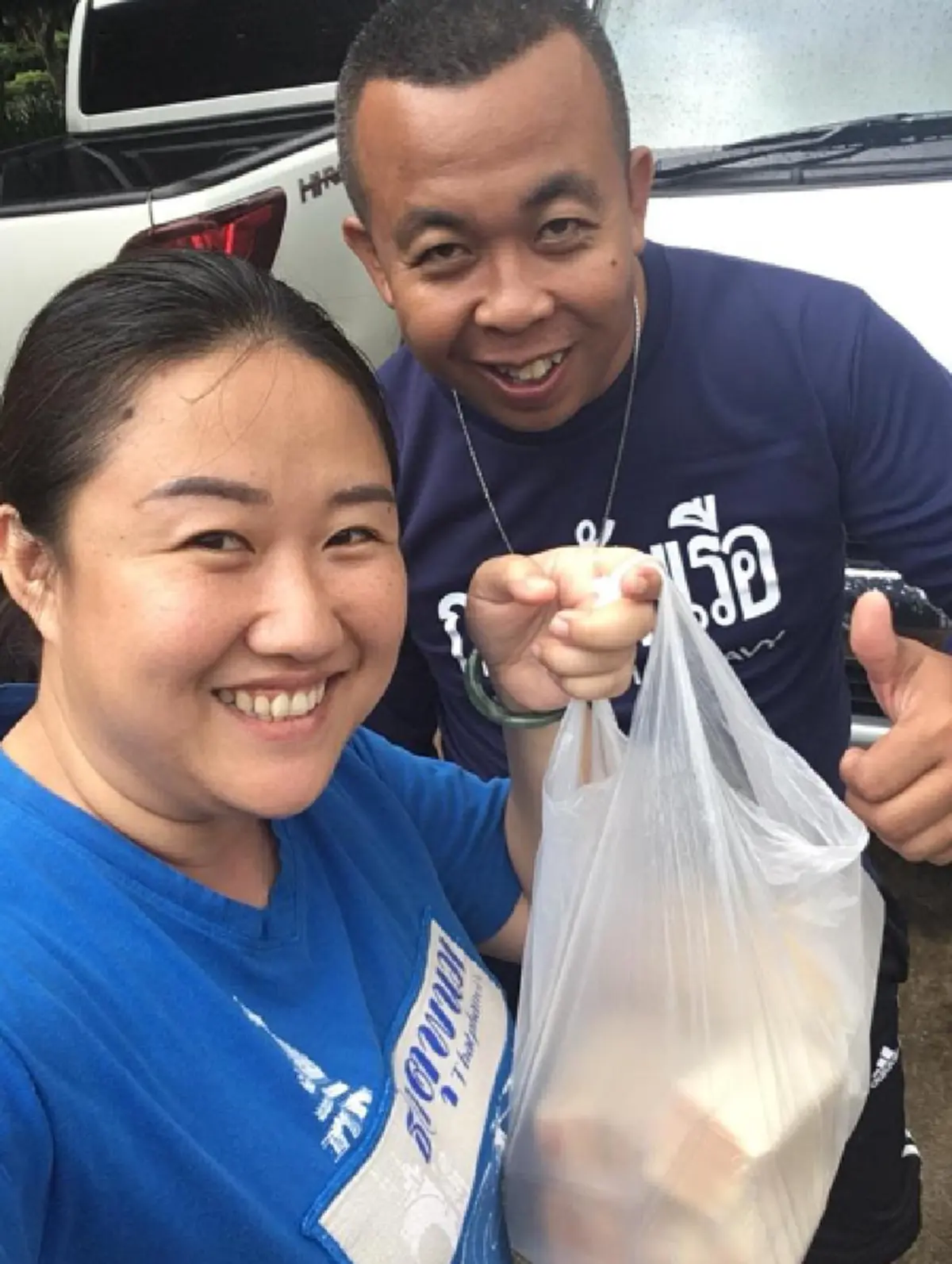 ให้เป็นที่ระลึก !! จิตอาสาซักผ้าให้จนท. ถ้ำหลวง เล่าวันที่ พี่ๆมาเอาเสื้อผ้ากลับไป !? ขอถ่ายรูปไม่ยอม แต่ให้เสื้อทำลายใต้น้ำจู่โจมไว้