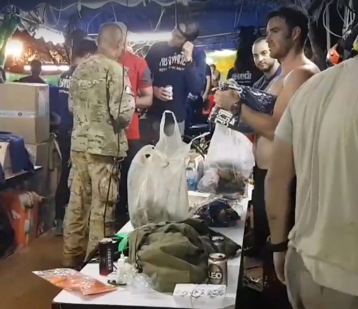 สุดยอดมากๆ !!! "หน่วยสนับสนุนต่างชาติ" ยกมือไหว้แบบไทย หลังเสร็จภารกิจ ...พร้อมเอ่ยคำไทยชัดเจน รู้สึกเต็มใจ  !!!! (มีคลิป)