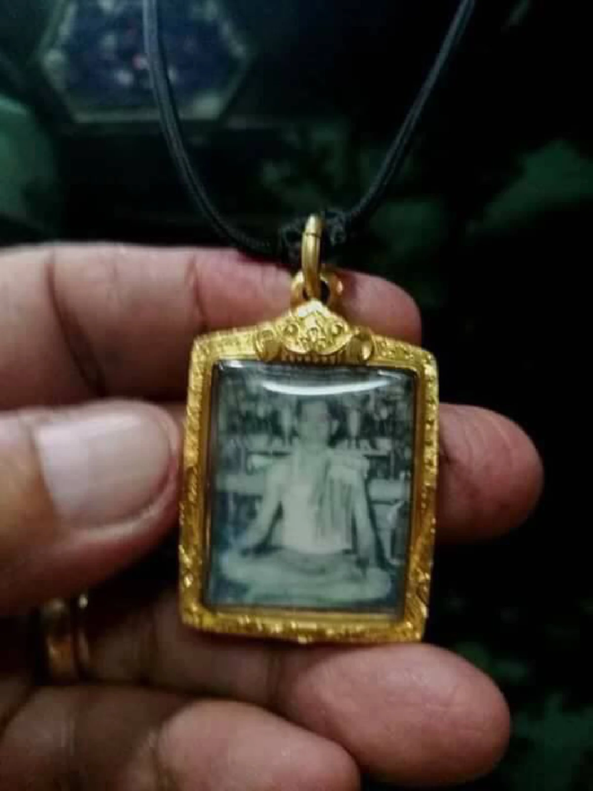 แทบอึ้ง!! "หมอภาคย์"ไขปริศนาสิ่งศักดิ์สิทธิ์ที่แขวนติดตัว ที่แท้คือ "ภาพถ่ายพ่อเที่ยง น่วมมานา"ฆราวาสจอมขมังเวทชื่อดัง ผู้สร้างตำนานคงกระพัน