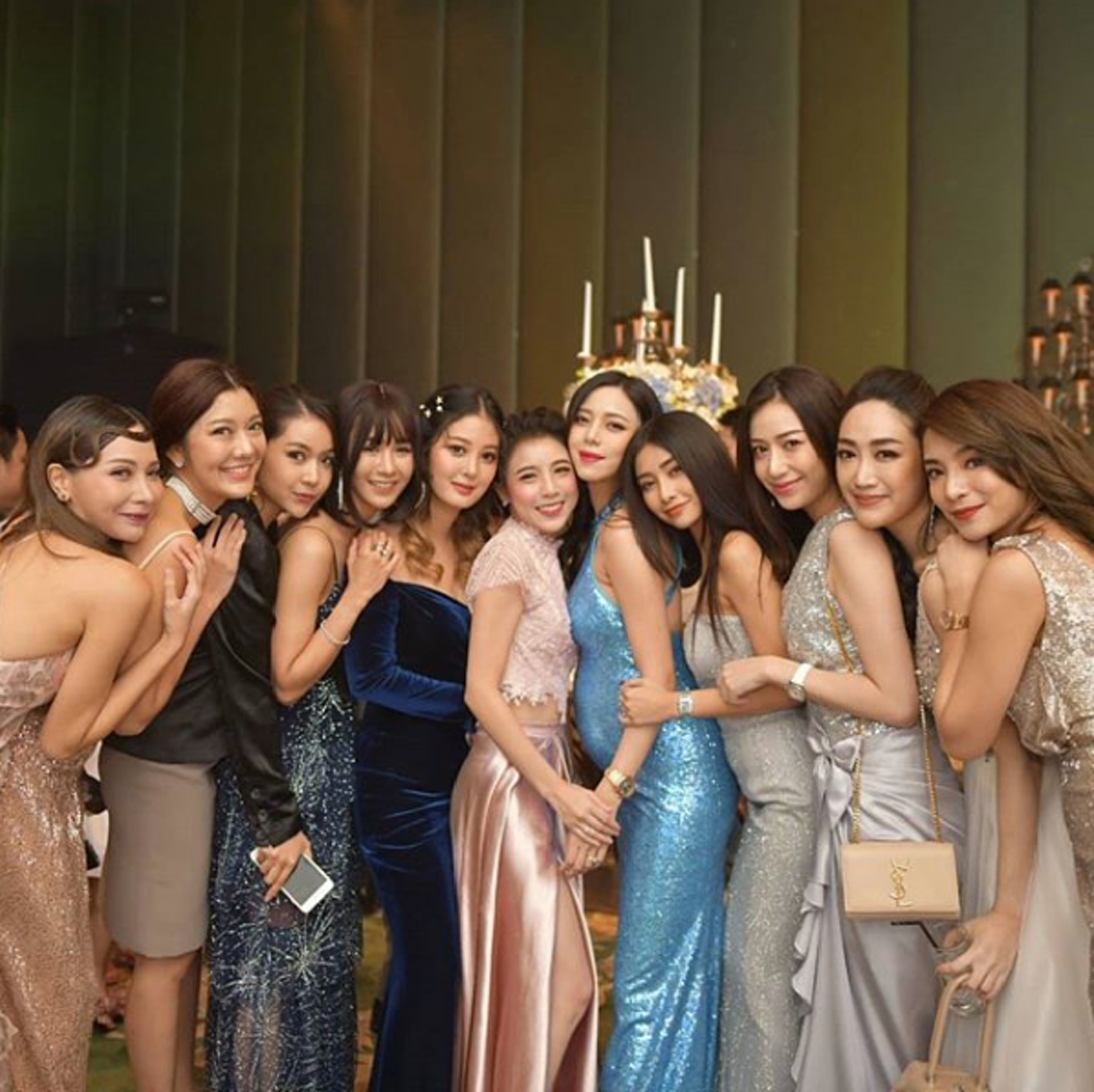 รวมรูป "นิวเคลียร์ หรรษา" อุ้มท้องโตมางานแต่ง "พี่สาวอุ้ม ลักขณา" !! (ภาพ)