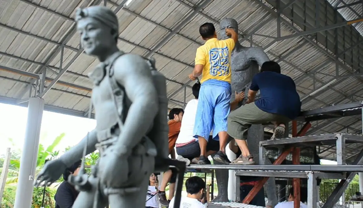 รำลึกผู้เสียสละ!! "อ.เฉลิมชัย"นำทีม เริ่มปั้นอนุสาวรีย์ "จ่าเเซม"วันเเรก..คาด2เดือนเเล้วเสร็จ!! ฐานเเกะสลักหินอ่อน!! (คลิป)