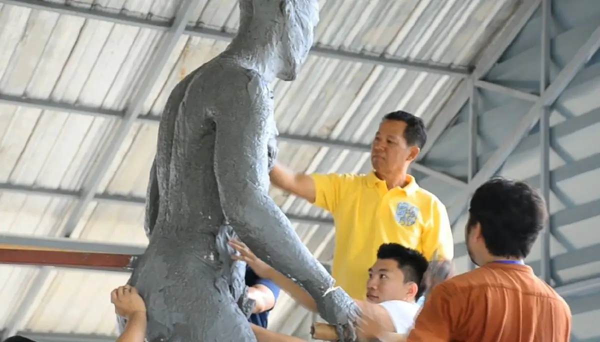 รำลึกผู้เสียสละ!! "อ.เฉลิมชัย"นำทีม เริ่มปั้นอนุสาวรีย์ "จ่าเเซม"วันเเรก..คาด2เดือนเเล้วเสร็จ!! ฐานเเกะสลักหินอ่อน!! (คลิป)