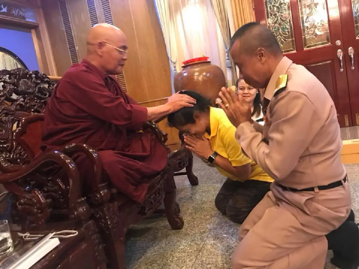 คุณเอื้อย พร้อม  ผบ.หน่วยซีล เข้ากราบ ครูบาวาสิเป๊ะ พร้อมได้เมตตาธรรม ..ยิ่งมีคนยกเราขึ้นสูง เราต้องยิ่งทำตัวให้เล็กลง....