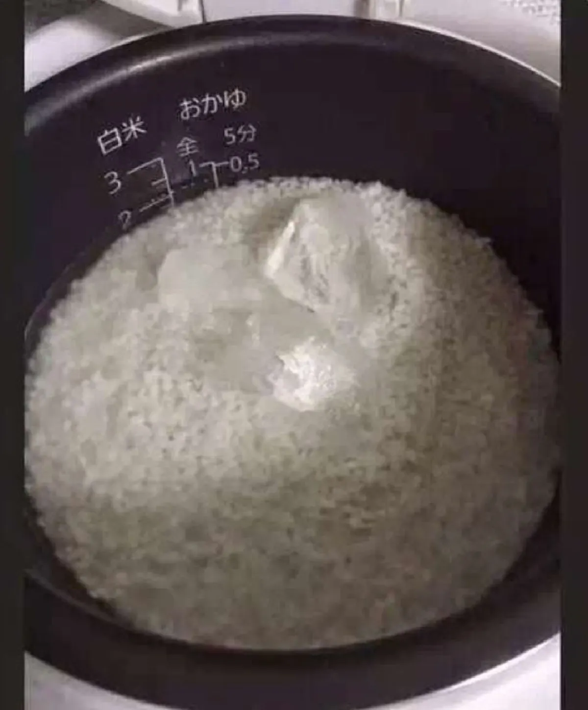 พื้นฐานความอร่อย เปิดเคล็ดลับต้นตระกูลที่เพียงแค่ทำก่อนปิดฝาหม้อ ก็จะทำให้ข้าวทั้งนิ่มและอร่อยมากขึ้นอย่างไม่น่าเชื่อ