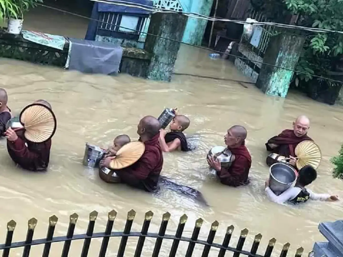 อพยพคนครึ่งแสน!! หนีน้ำท่วม...หลังพม่าอ่วมหนัก ฝนตกหนักต่อเนื่อง พระ-เณร ต้องลุยน้ำบิณฑบาต!!