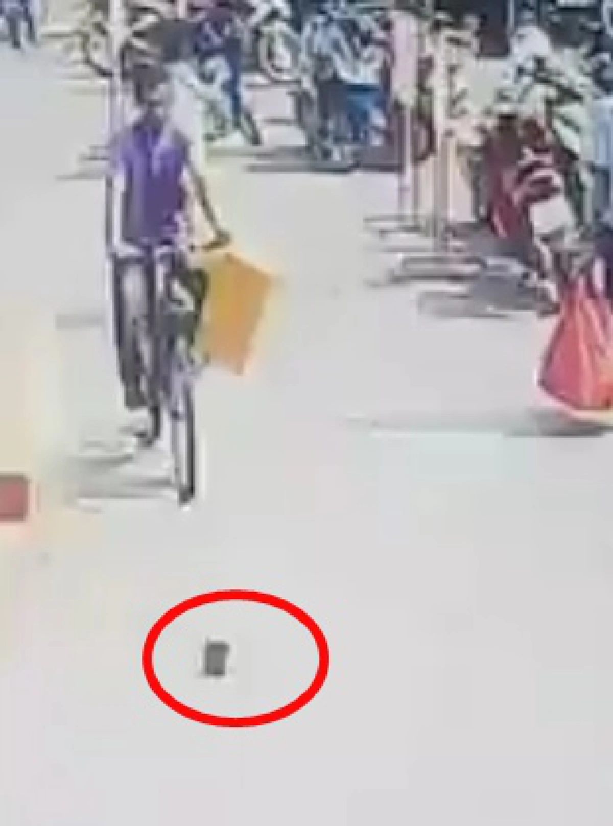 ภาพชัดแจ๋ว!!ชายใจดำเก็บกระเป๋าเงินหนุ่มทำหล่นสถานีรถไฟโคราชไม่คืนให้ รู้มั๊ยเจ้าของเขาเดือดร้อนขนาดไหน?? (คลิป)