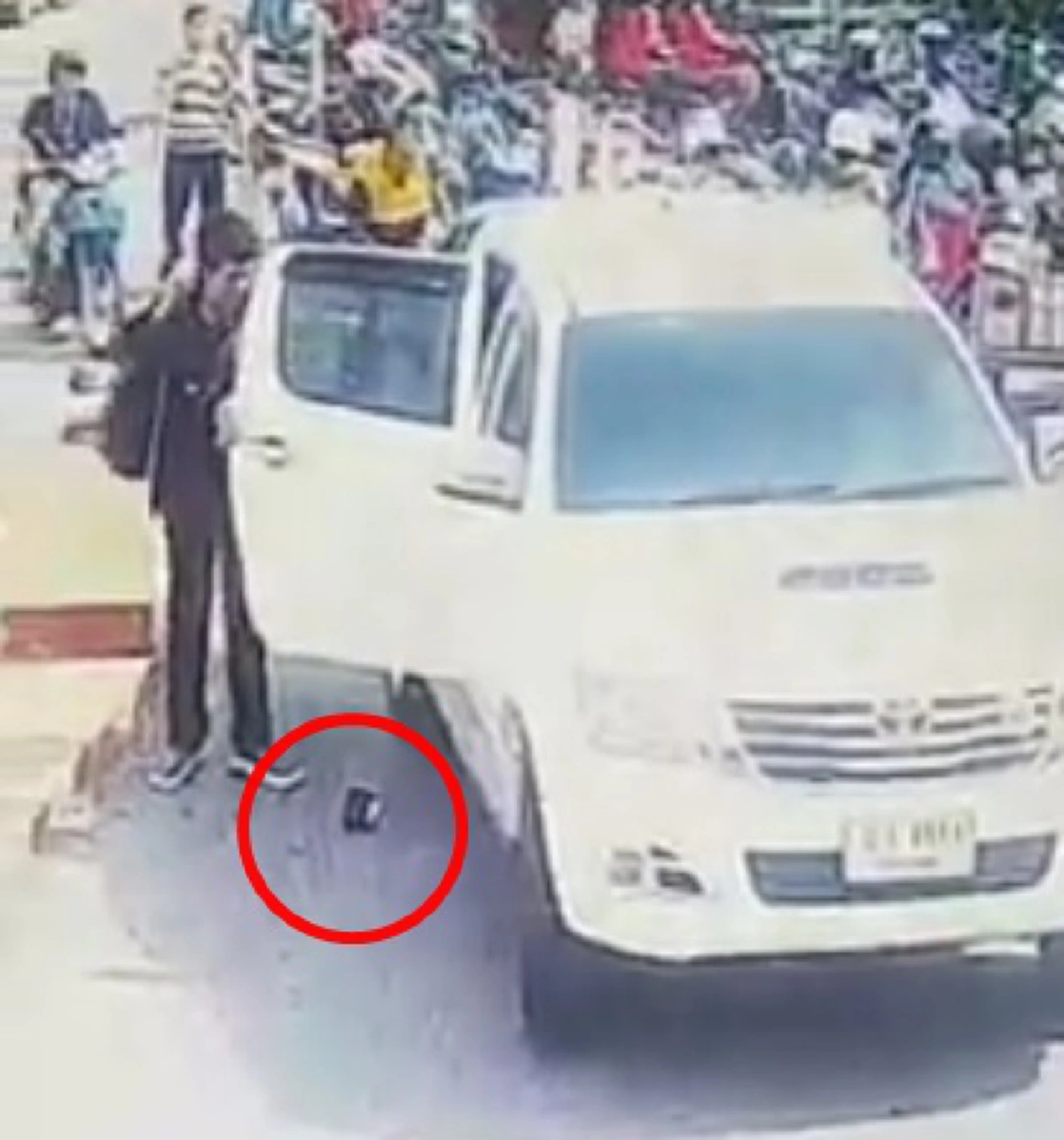 ภาพชัดแจ๋ว!!ชายใจดำเก็บกระเป๋าเงินหนุ่มทำหล่นสถานีรถไฟโคราชไม่คืนให้ รู้มั๊ยเจ้าของเขาเดือดร้อนขนาดไหน?? (คลิป)