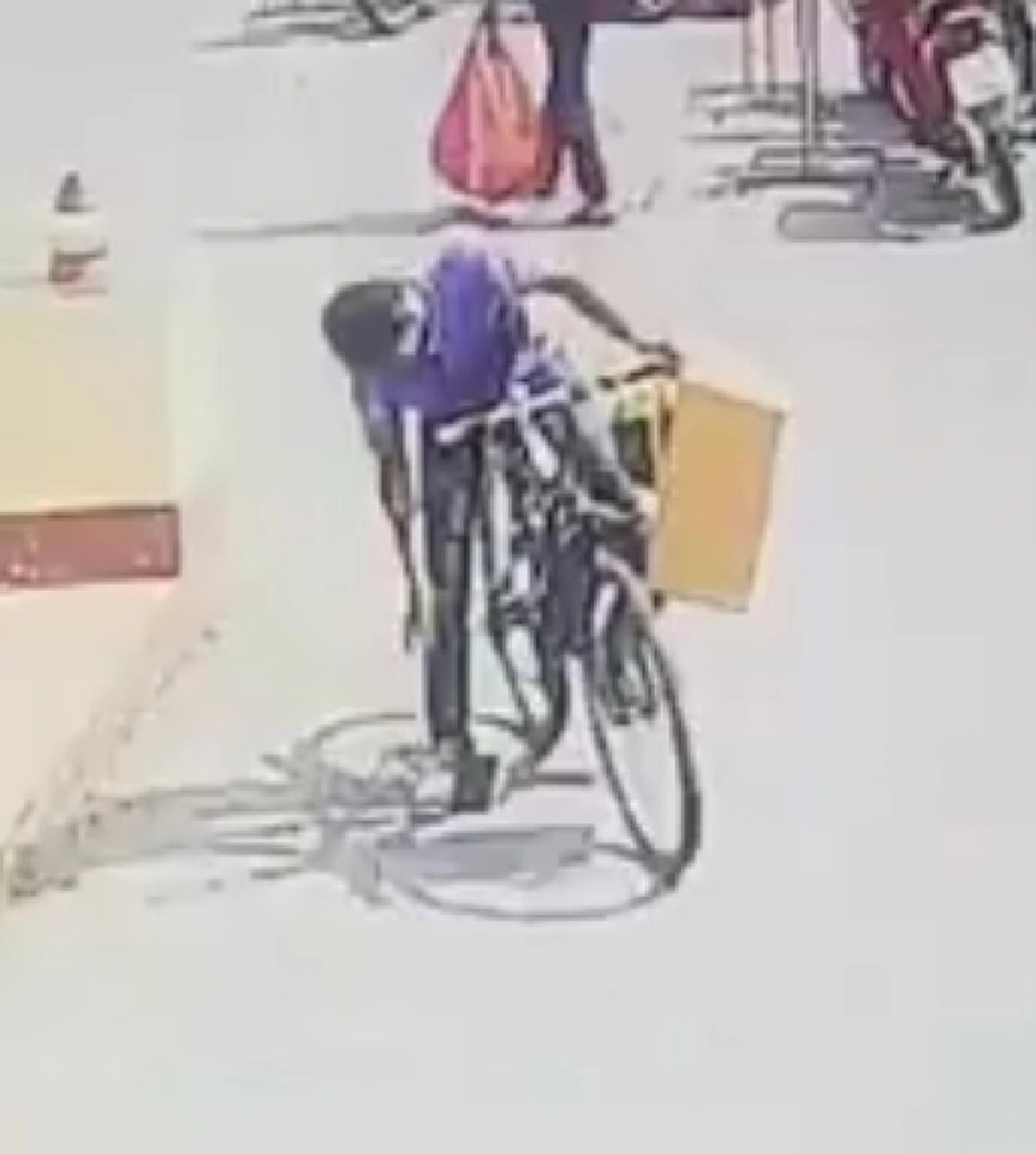 ภาพชัดแจ๋ว!!ชายใจดำเก็บกระเป๋าเงินหนุ่มทำหล่นสถานีรถไฟโคราชไม่คืนให้ รู้มั๊ยเจ้าของเขาเดือดร้อนขนาดไหน?? (คลิป)