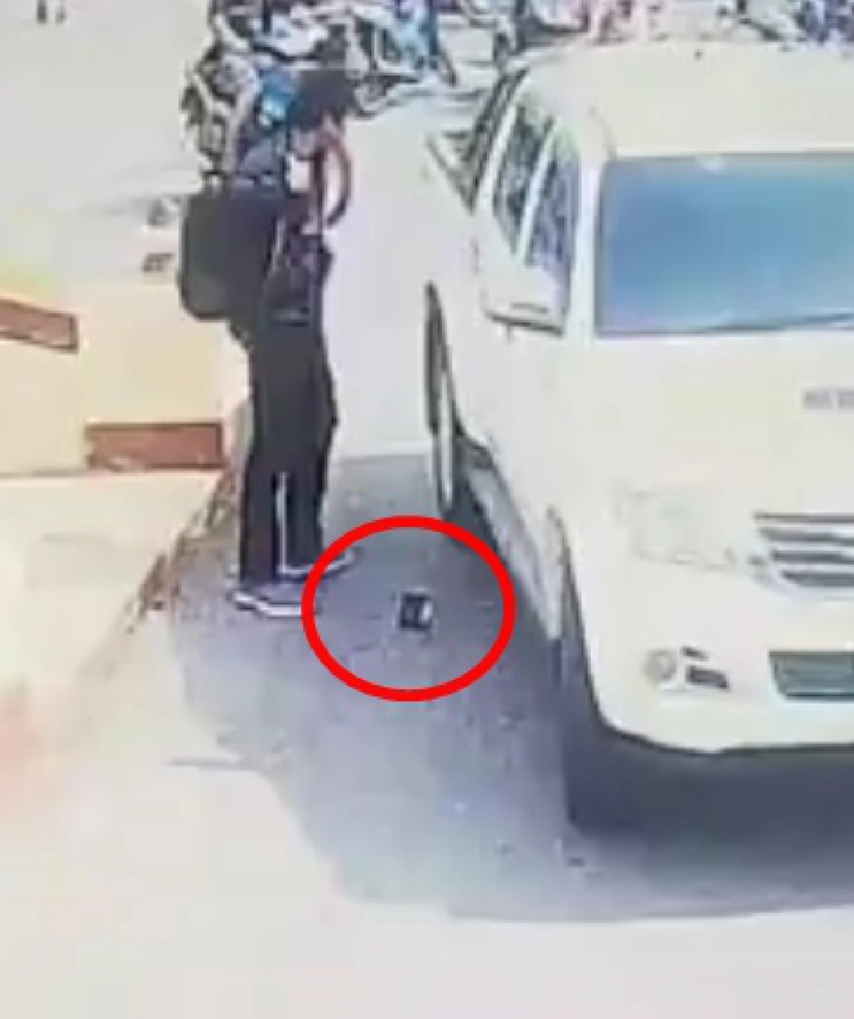 ภาพชัดแจ๋ว!!ชายใจดำเก็บกระเป๋าเงินหนุ่มทำหล่นสถานีรถไฟโคราชไม่คืนให้ รู้มั๊ยเจ้าของเขาเดือดร้อนขนาดไหน?? (คลิป)