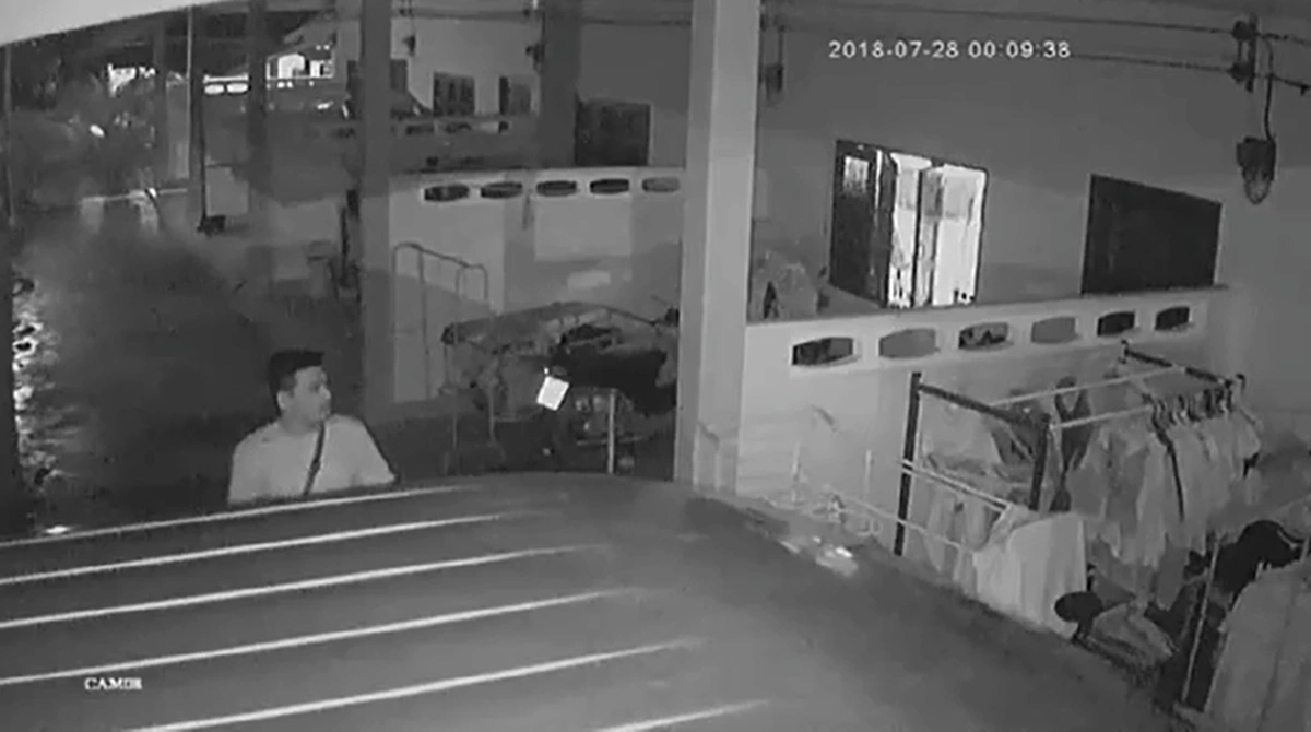 โรคจิตอาละวาด ! ชาวซอยช่องพลี 6 ผวาสุดตัว โดนโจรโรคจิตย่องเบา ลัก กกน. ไปเกลี้ยง!? (คลิป)